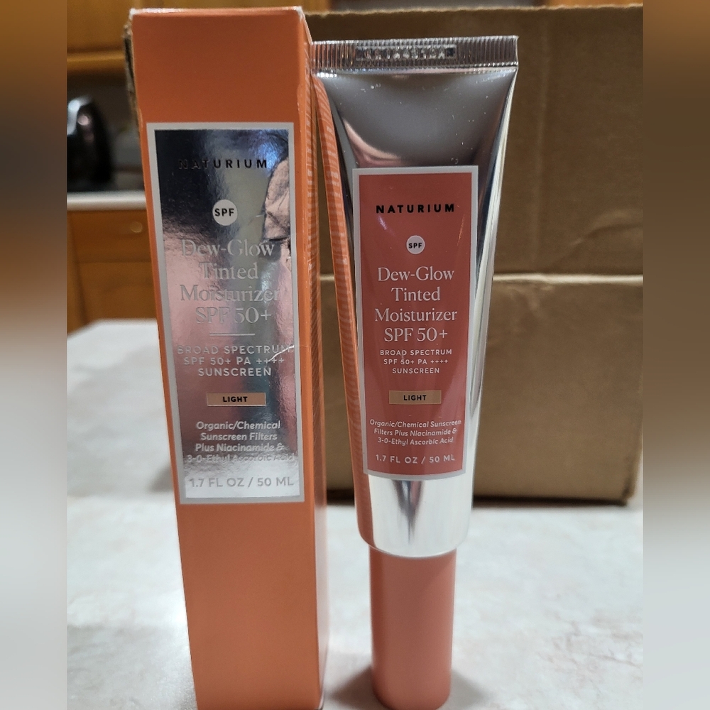 Naturium's Dew-Glow Tinted Moisturizer SPF 50 In Shade LIGHT - Picture 2 of 4